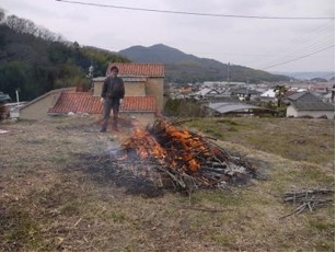 この後は、焼き上がるまで火を絶やさず薪を補充して行きます。